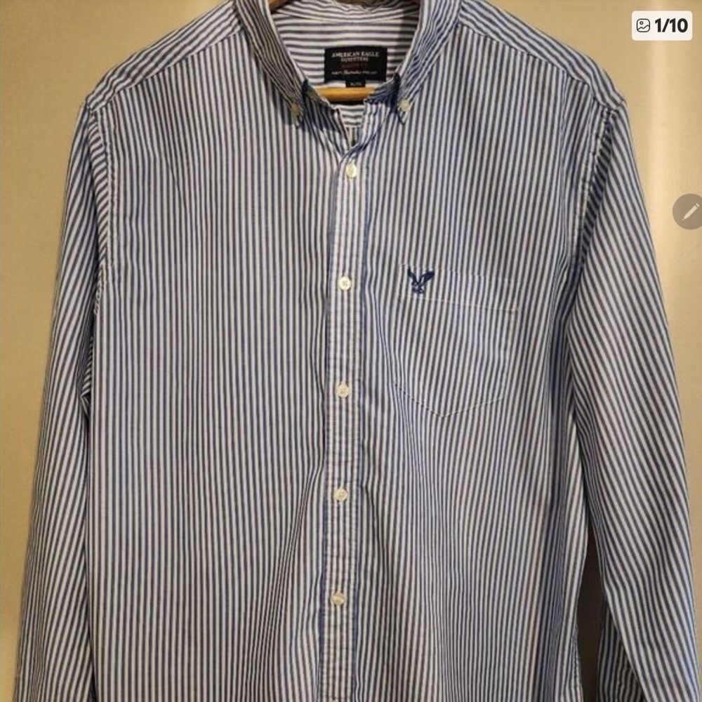 M46 American Eagle Outfitter Athletic Fit Blue and White Striped Button-up Shirt